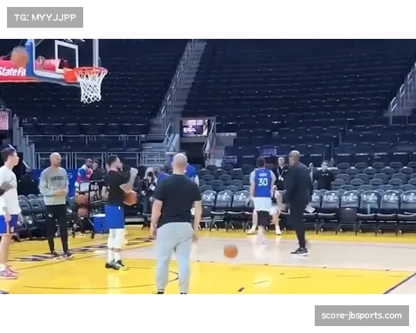 技术台失误导致比赛短暂中断,球员自发进行投篮练习保持状态